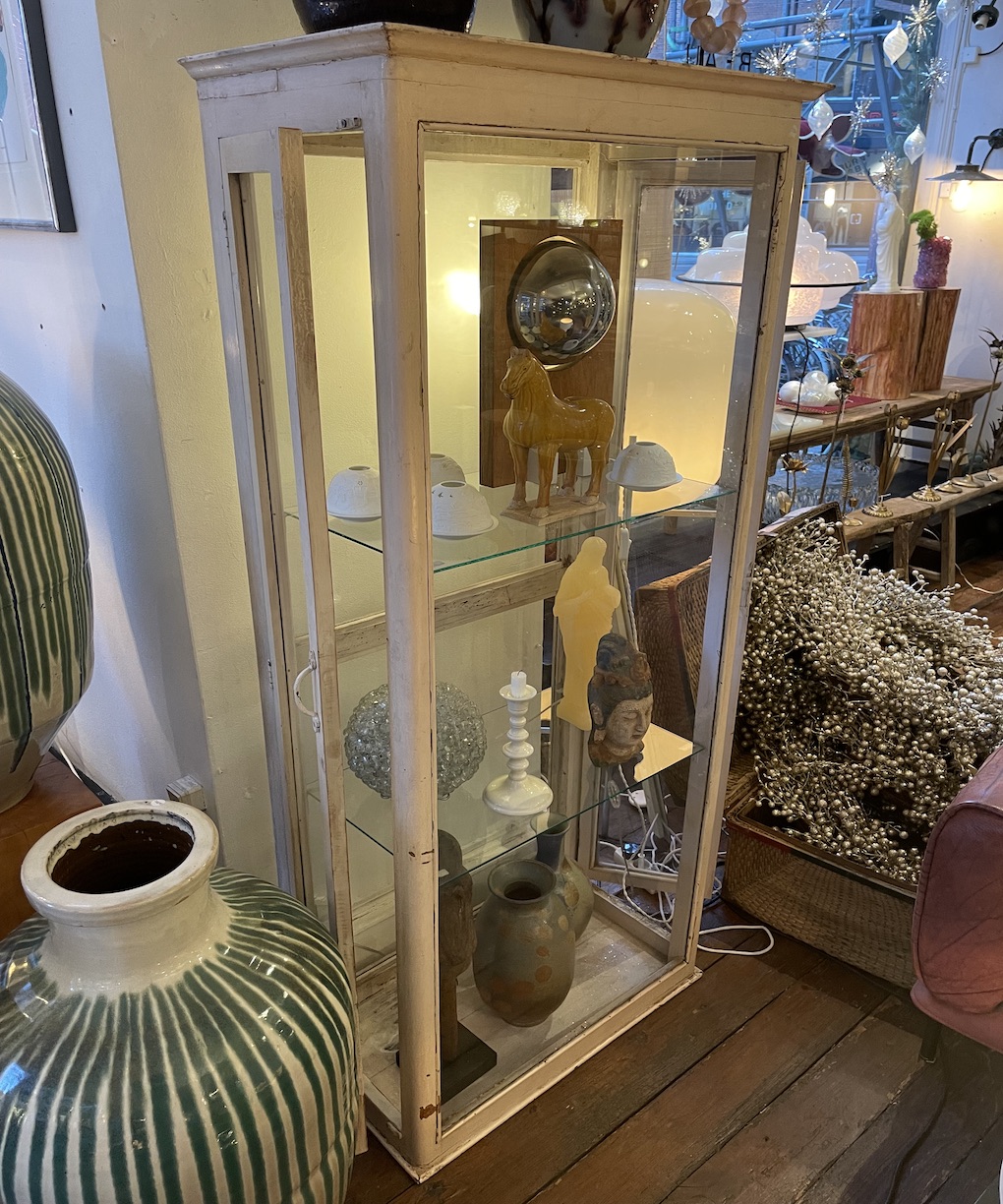 Fransk vitrineskab med sideåbninger