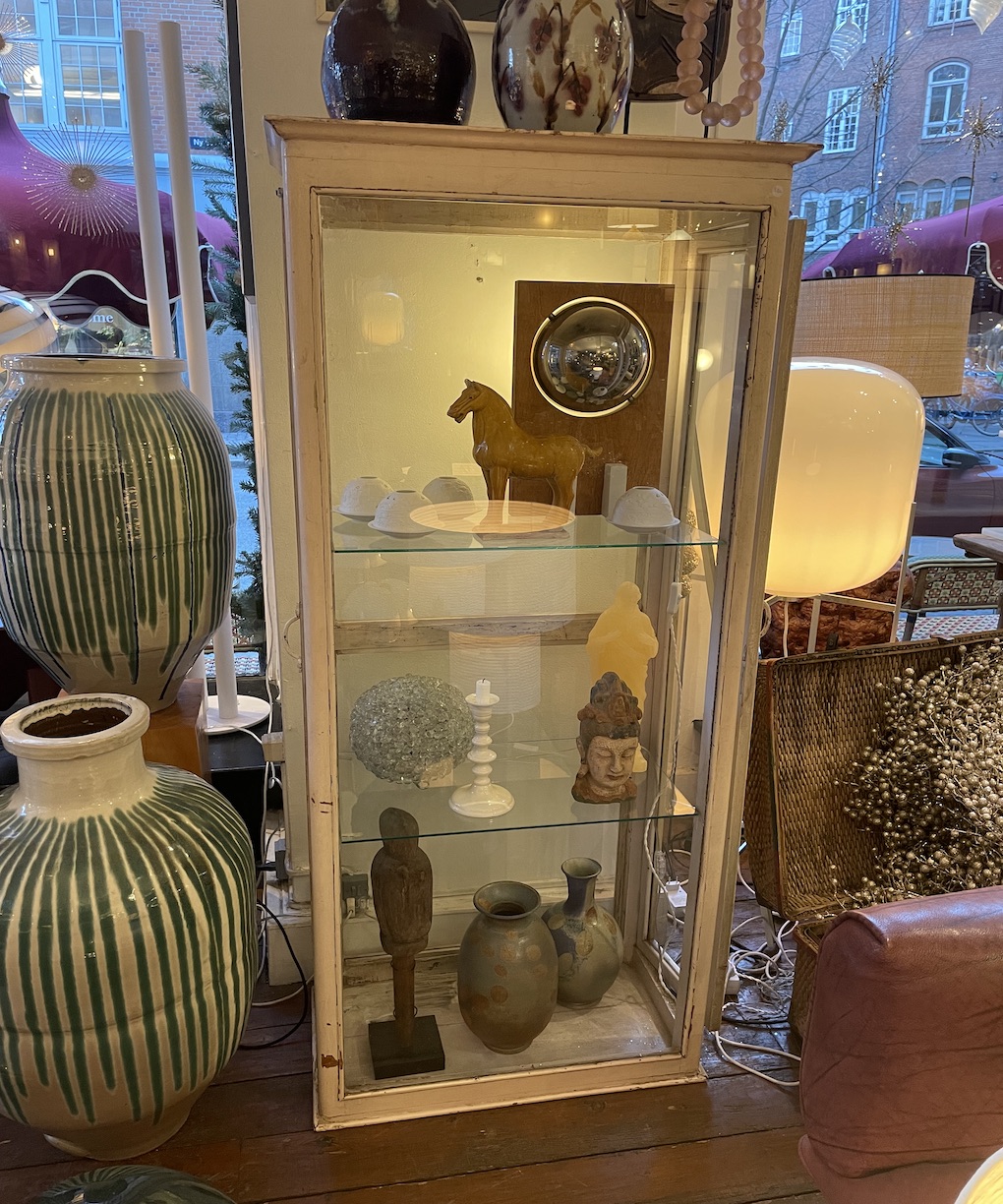 Fransk vitrineskab med sideåbninger