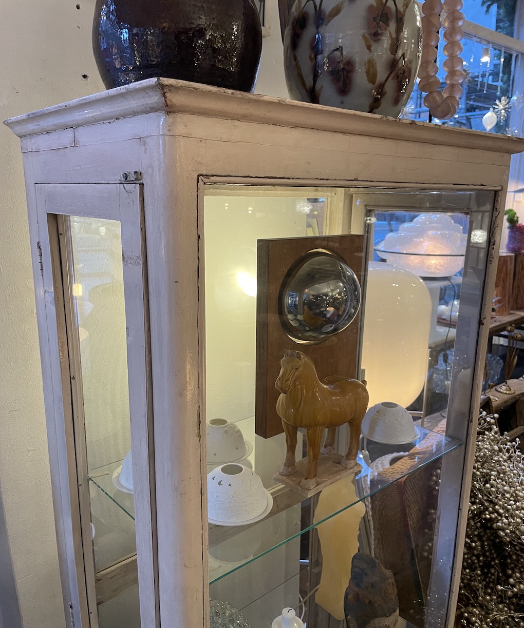 Fransk vitrineskab med sideåbninger