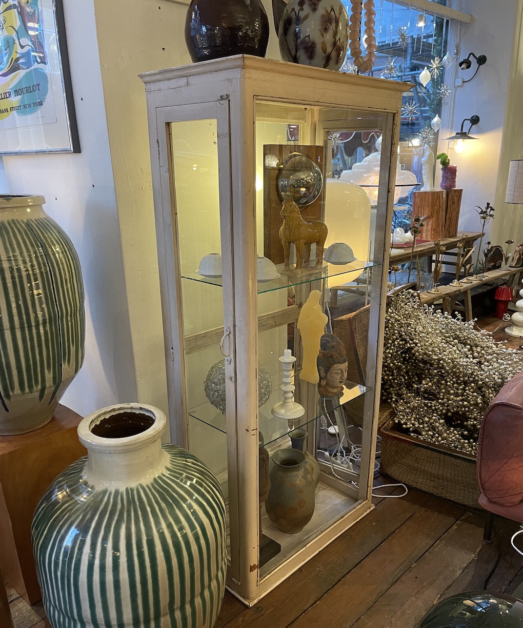 Fransk vitrineskab med sideåbninger