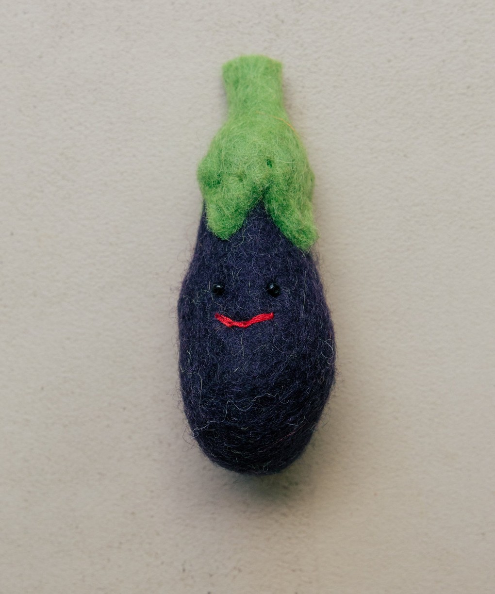 beau-marche-eggplant-felt-magnet-01